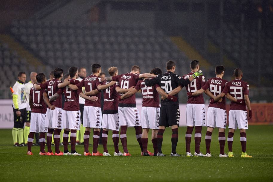 I giocatori del Torino a centrocampo per il minuto di silenzio per l’arbitro Luca Colosimo, morto in un incidente stradale. Lapresse